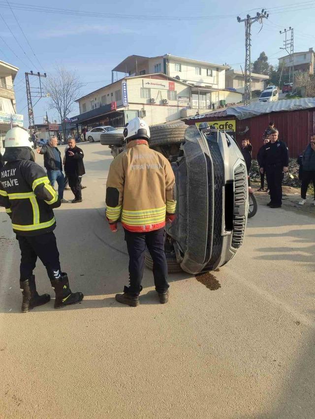 Kırıkhan&rsquo;da otomobil yan yattı: 2 yaralı 1