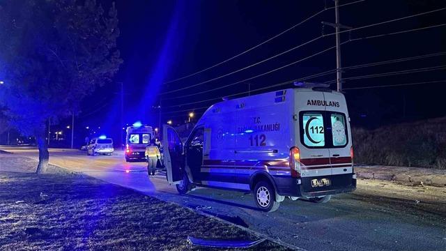 Alkoll&uuml; s&uuml;r&uuml;c&uuml; ortalığı savaş alanına &ccedil;evirdi: 2 yaralı 10