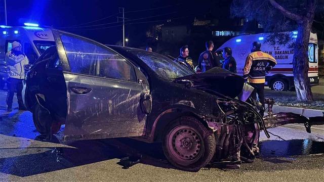 Alkoll&uuml; s&uuml;r&uuml;c&uuml; ortalığı savaş alanına &ccedil;evirdi: 2 yaralı 9