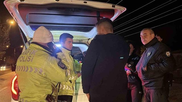 Alkoll&uuml; s&uuml;r&uuml;c&uuml; ortalığı savaş alanına &ccedil;evirdi: 2 yaralı 6