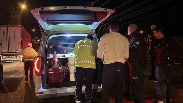 Alkoll&uuml; s&uuml;r&uuml;c&uuml; ortalığı savaş alanına &ccedil;evirdi: 2 yaralı 5