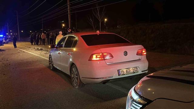 Alkoll&uuml; s&uuml;r&uuml;c&uuml; ortalığı savaş alanına &ccedil;evirdi: 2 yaralı 4