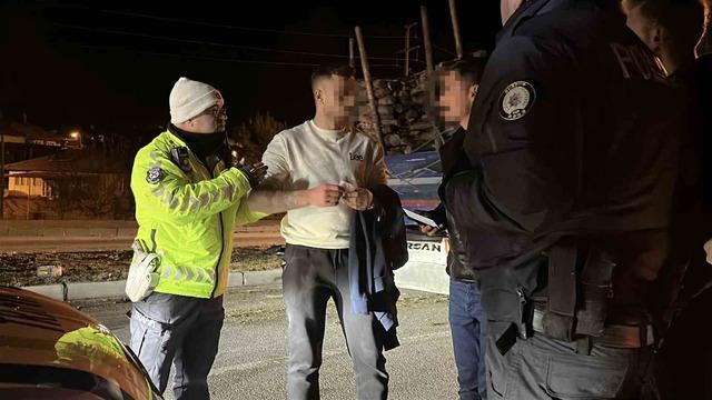 Alkoll&uuml; s&uuml;r&uuml;c&uuml; ortalığı savaş alanına &ccedil;evirdi: 2 yaralı 3