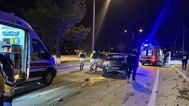 Alkoll&uuml; s&uuml;r&uuml;c&uuml; ortalığı savaş alanına &ccedil;evirdi: 2 yaralı 1