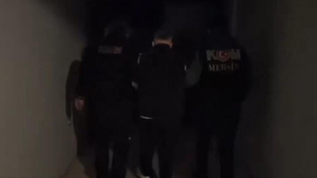 Mersin de su&ccedil; &ouml;rg&uuml;t&uuml;ne operasyon, elebaşı yakalandı! 10 milyarlık TL lik hareket tespit edildi 3