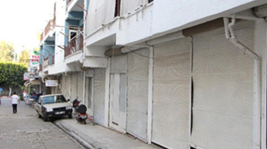 Antalya'nın Aksu ilçesinde esnaf kepenk kapatıyor
