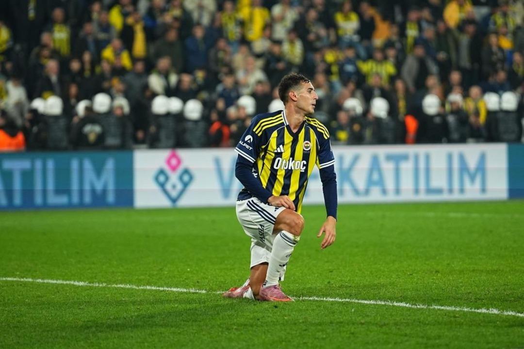 Fenerbahçe nin puan kaybı sonrası yorumculardan zehir zemberek açıklamalar! "Çocuğu deli etmişler" 4