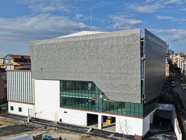 Sultangazili gen&ccedil;ler, modern bir spor merkezine daha kavuşuyor   