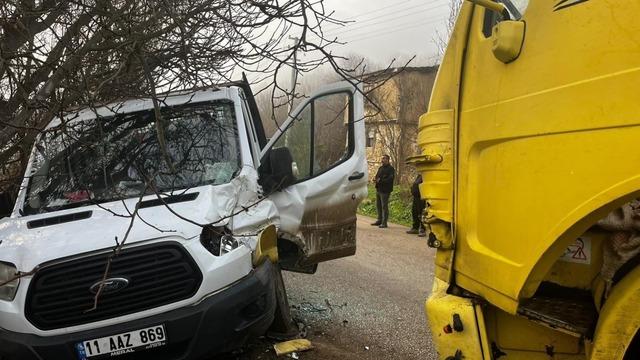 Bilecik&rsquo;te ıslak yol kazaya neden oldu: 4 yaralı 1