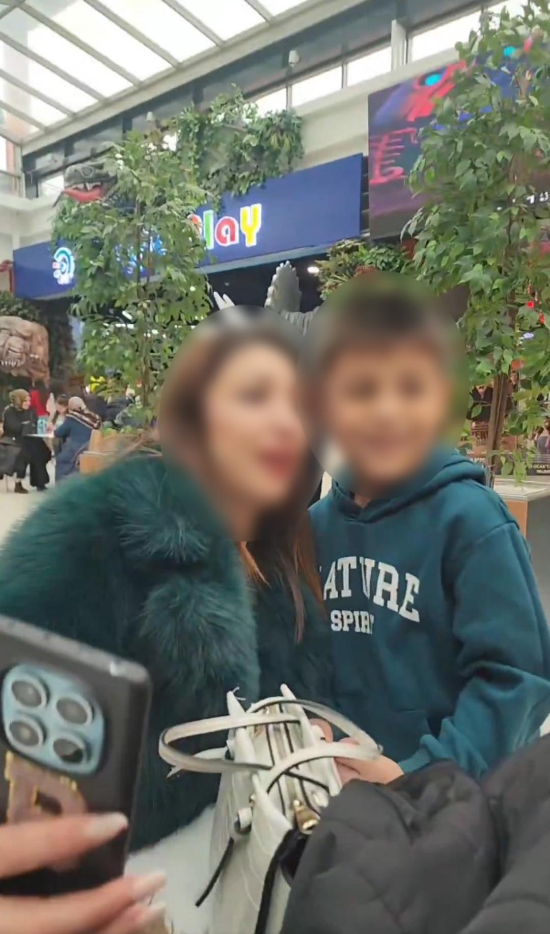 İnfiale yol açan görüntüler! Öğretmen öğrencisini defalarca kez dudağından öptü 1