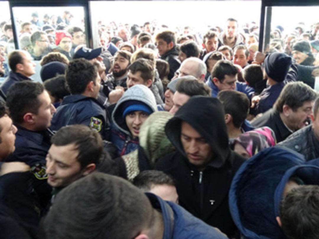 1 liradan başlayan &uuml;r&uuml;nleri almak i&ccedil;in adeta birbirlerini ezdiler