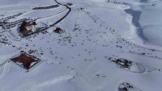 Hesarek Kayak Merkezi’nde yoğunluk: Ziyaretçiler karın keyfini çıkardı
