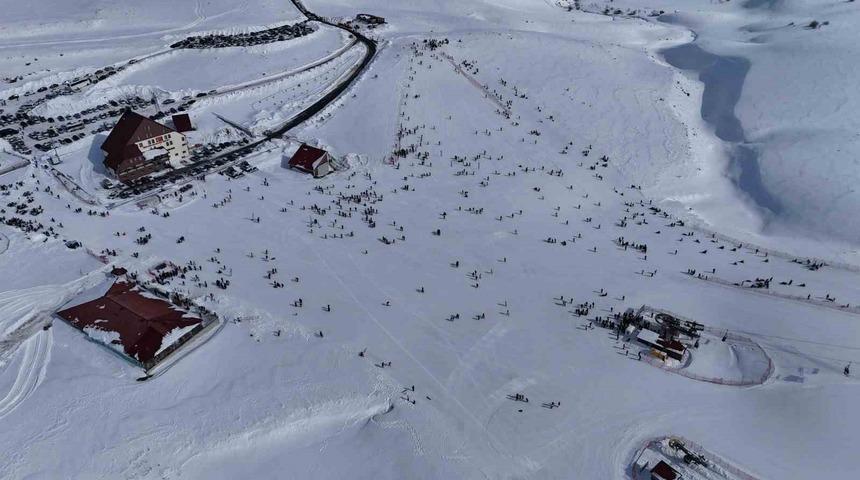 Hesarek Kayak Merkezi&rsquo;nde yoğunluk: Ziyaret&ccedil;iler karın keyfini &ccedil;ıkardı