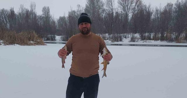 T&uuml;rkiye&rsquo;nin en uzun nehri dondu, &uuml;zerinde eskimo us&uuml;l&uuml; balık avladılar 3
