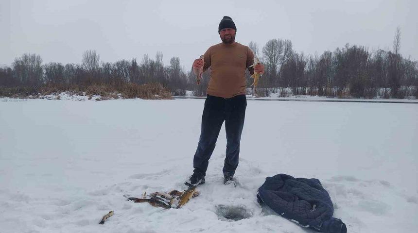 T&uuml;rkiye&rsquo;nin en uzun nehri dondu, &uuml;zerinde eskimo us&uuml;l&uuml; balık avladılar