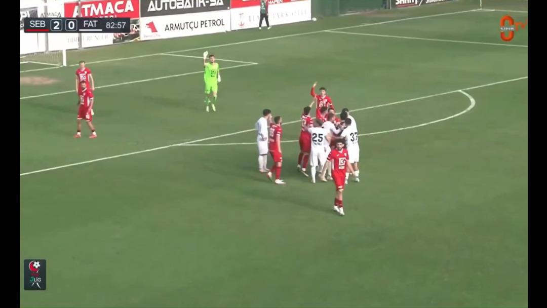 Ağlara giden top &ccedil;izgiyi ge&ccedil;medi diye iptal edildi! TFF 3.Lig de inanılmaz hakem hatası 1