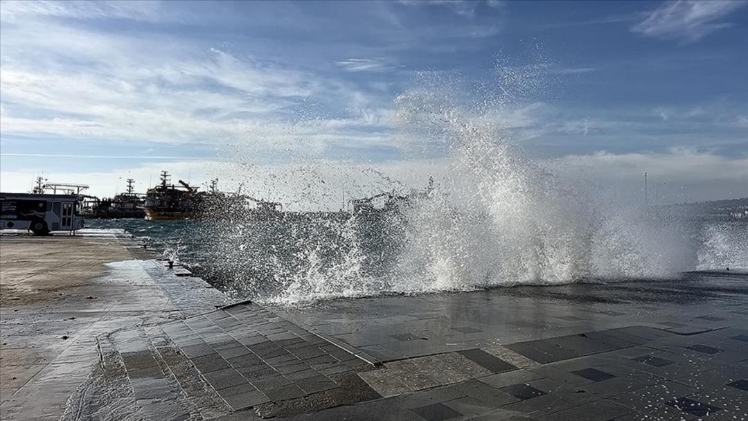 Akdeniz de fırtına, Ege ve Karadeniz de kuvvetli r&uuml;zgar uyarısı 1