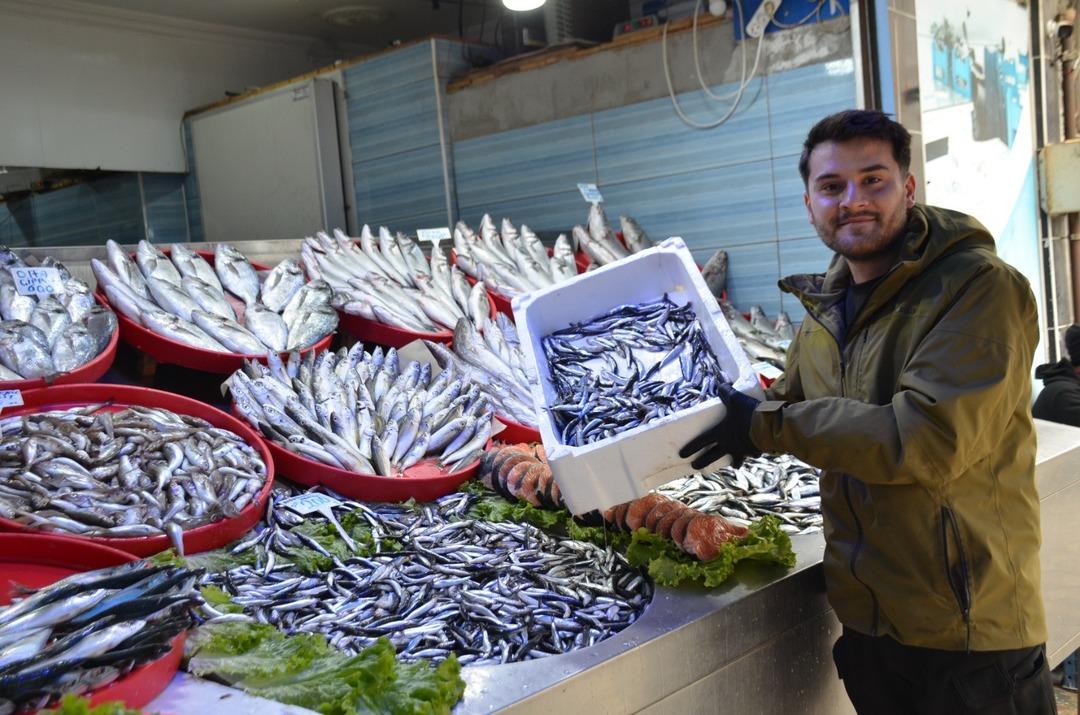 Tezgahların vazge&ccedil;ilmeziydi! Bu yıl yerini Karadeniz hamsisine bıraktı 1