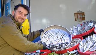 Tezgahların vazge&ccedil;ilmeziydi! Bu yıl yerini Karadeniz hamsisine bıraktı