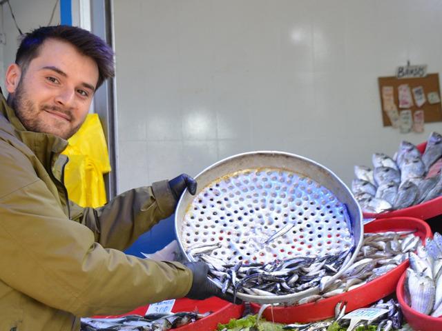 Tezgahların vazge&ccedil;ilmeziydi! Bu yıl yerini Karadeniz hamsisine bıraktı