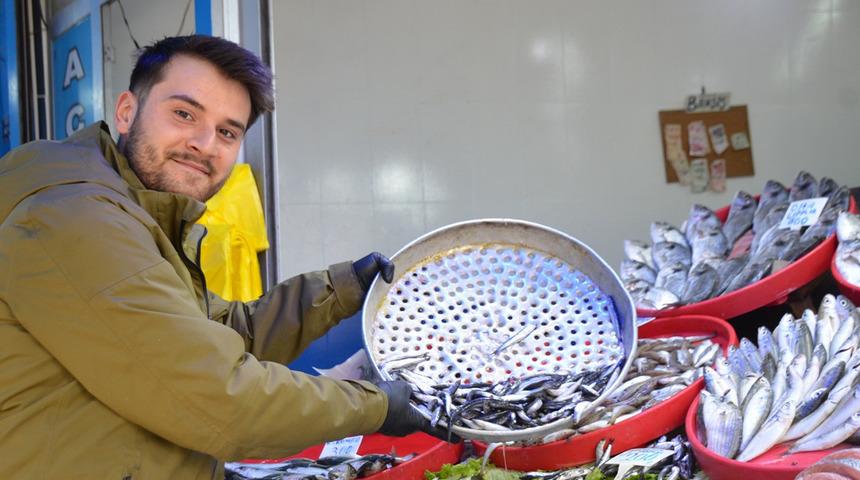 Tezgahların vazge&ccedil;ilmeziydi! Bu yıl yerini Karadeniz hamsisine bıraktı