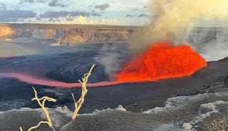 Saatlerce s&uuml;rd&uuml;: Lavlar y&uuml;zlerce metreye p&uuml;sk&uuml;rd&uuml;!