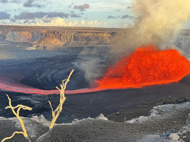 Saatlerce s&uuml;rd&uuml;: Lavlar y&uuml;zlerce metreye p&uuml;sk&uuml;rd&uuml;!