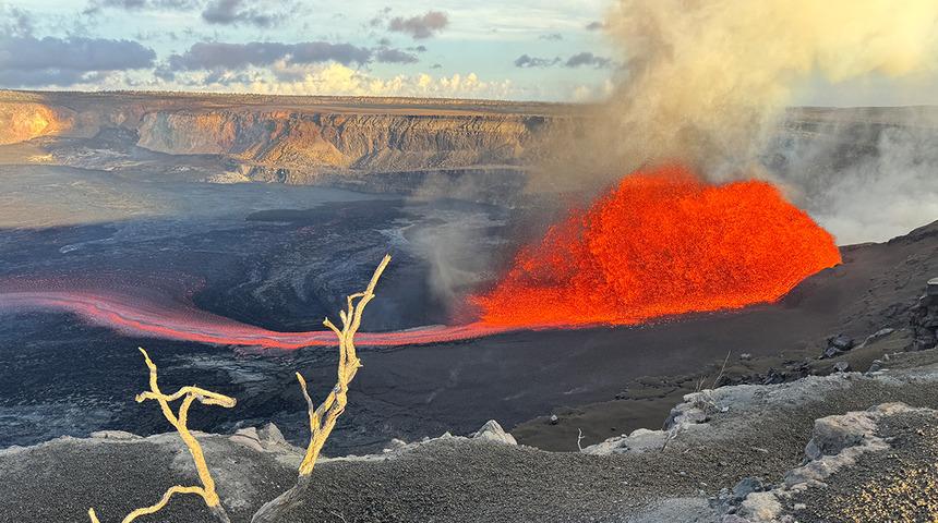Saatlerce s&uuml;rd&uuml;: Lavlar y&uuml;zlerce metreye p&uuml;sk&uuml;rd&uuml;! Hawai'de korkutan manzara