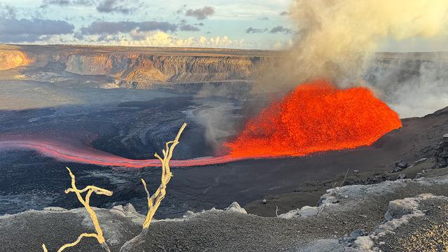 Saatlerce sürdü: Lavlar yüzlerce metreye püskürdü! Hawai'de korkutan manzara