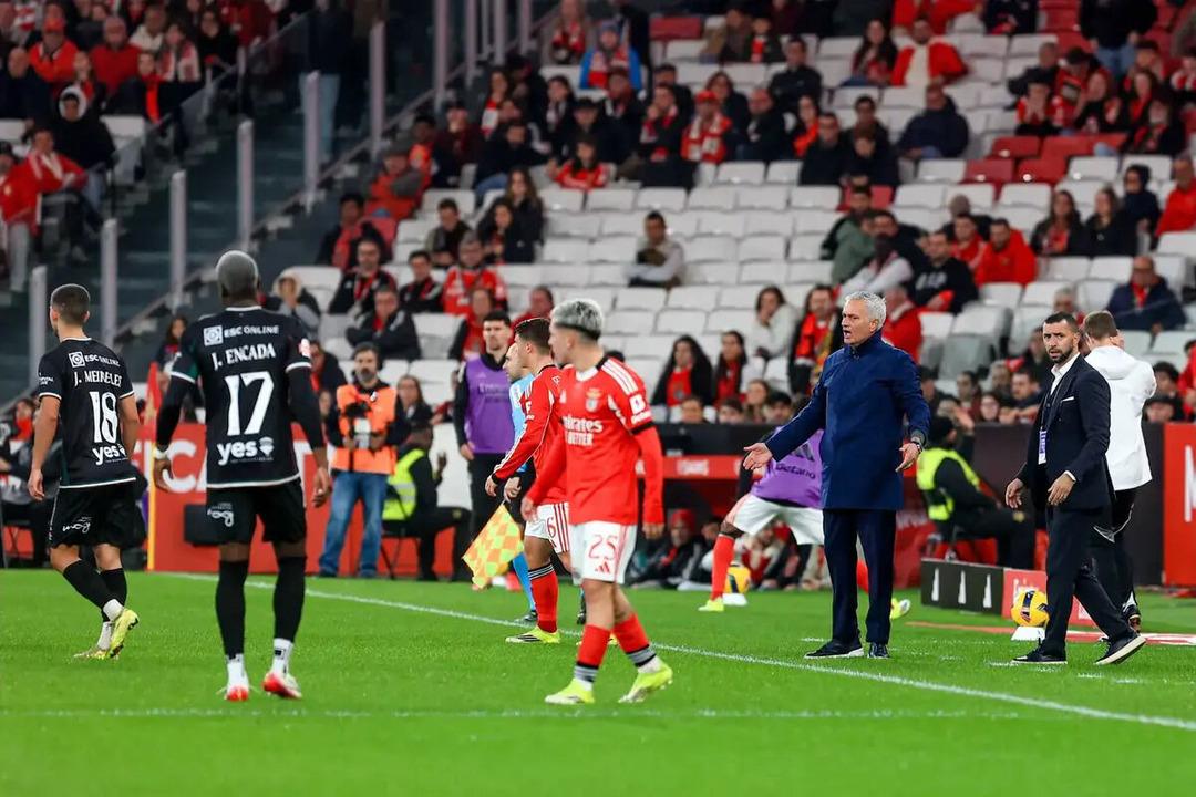 Rafa Silva nın Benfica macerası olaylı başladı! Sahaya &ccedil;ıktığı ilk ma&ccedil;ta ortalık karıştı 3