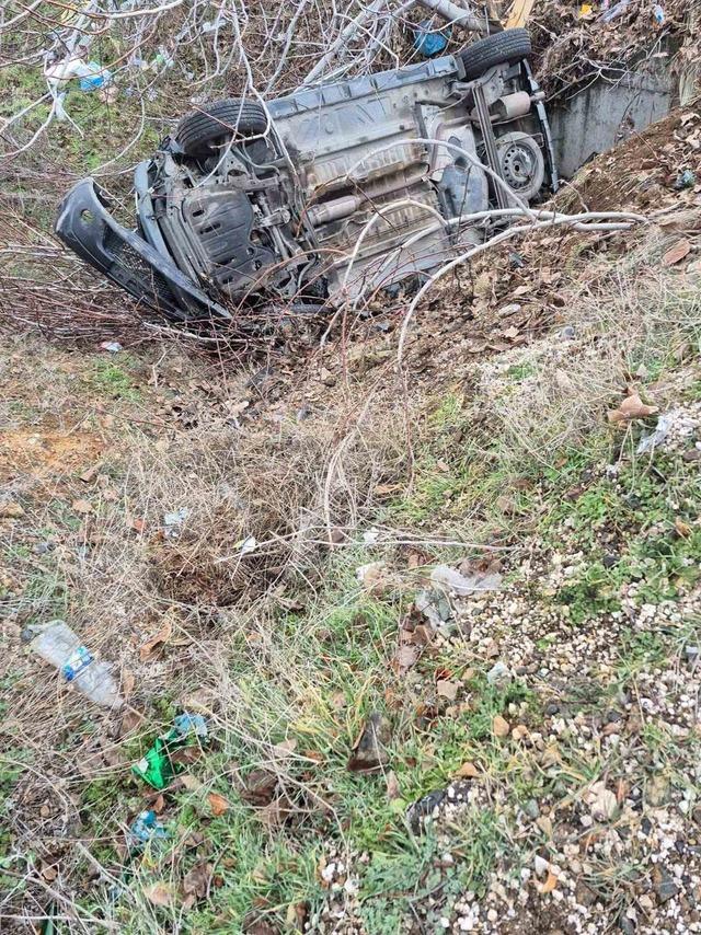 Burdur&rsquo;da otomobil şarampole devrildi: 4 yaralı 1