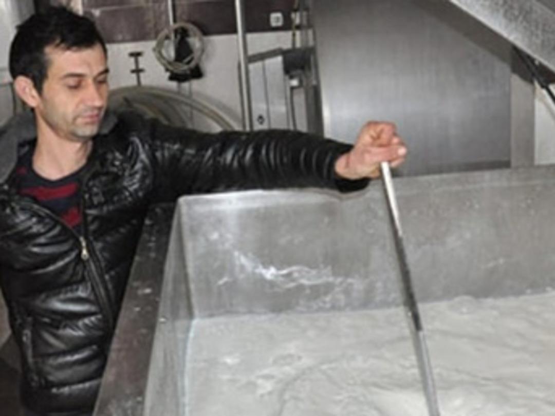 Litresi 5 lira olan s&uuml;t yok satıyor