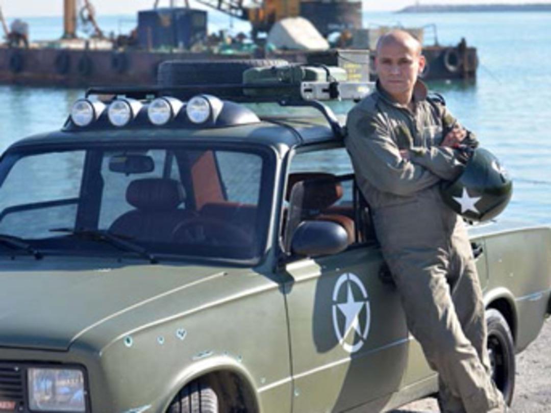 Otomobilini, hayalindeki askeri araca &ccedil;evirdi