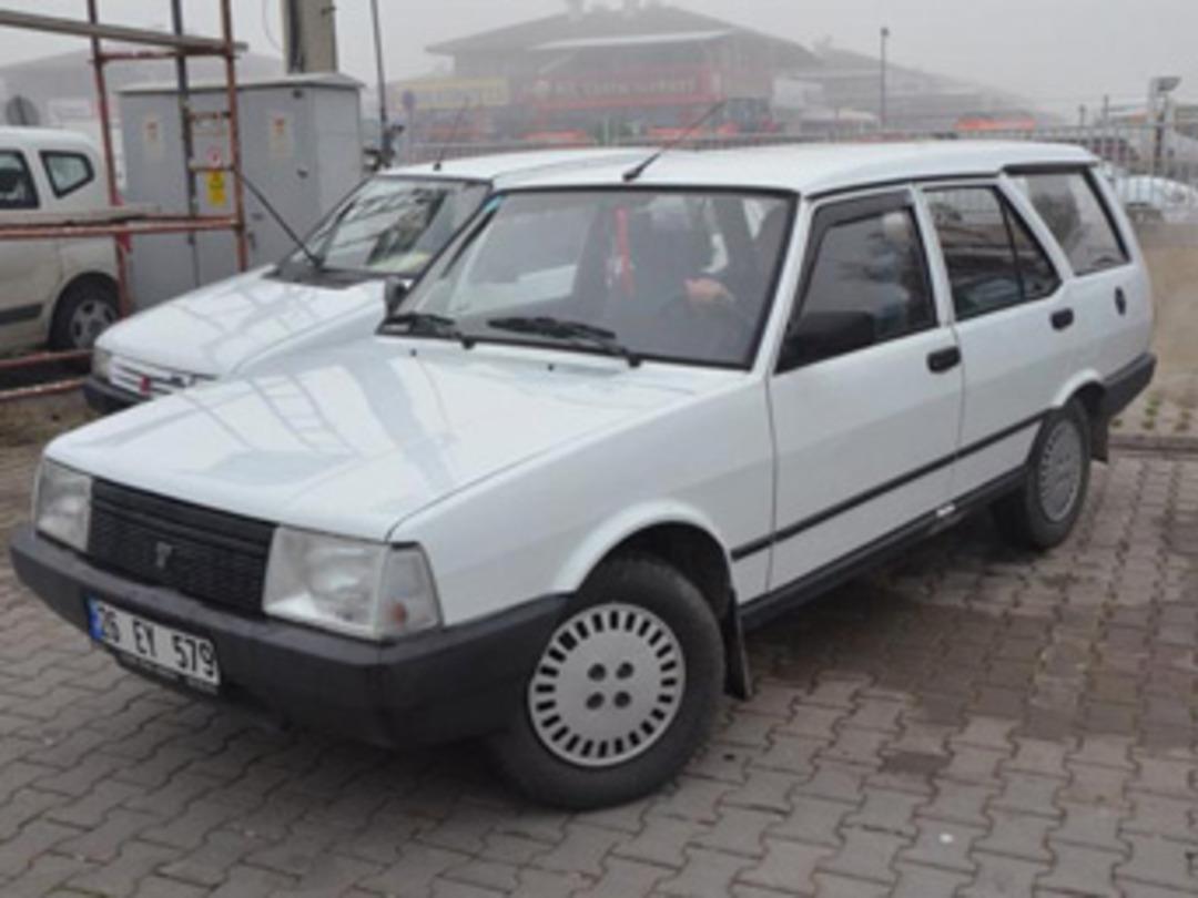 Yıllardır garajdan &ccedil;ıkmayan 94 model otomobil yeni sahibini arıyor