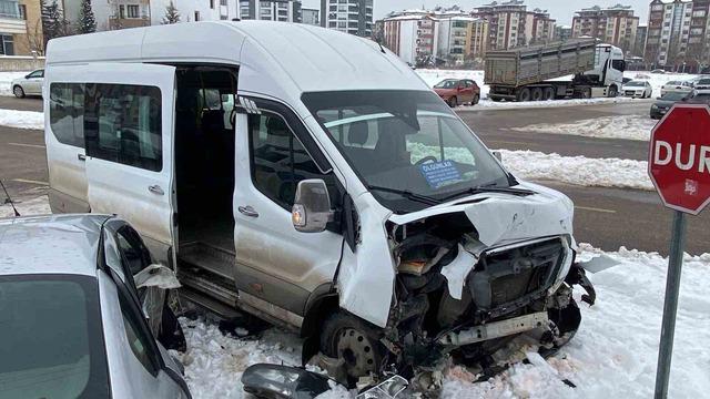 Yolcu minib&uuml;s&uuml;yle otomobil &ccedil;arpıştı: 4 yaralı 1