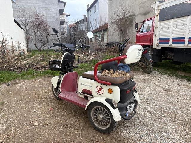 &Uuml;&ccedil; tekerlekli elektrikli bisiklet devrildi: 1 yaralı 3