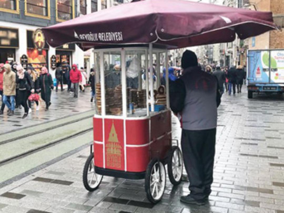 İşte Beyoğlu'nda seyyar satıcı olmanın maliyeti