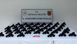 Antalya&rsquo;da durdurulan ara&ccedil;tan 45 adet ruhsatsız tabanca &ccedil;ıktı