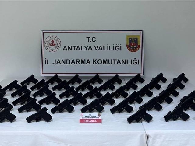 Antalya&rsquo;da durdurulan ara&ccedil;tan 45 adet ruhsatsız tabanca &ccedil;ıktı