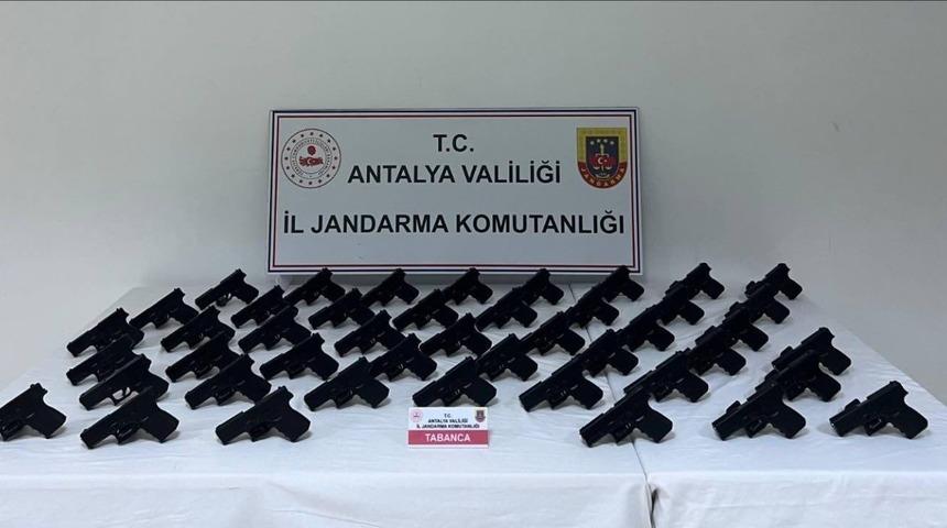 Antalya&rsquo;da durdurulan ara&ccedil;tan 45 adet ruhsatsız tabanca &ccedil;ıktı
