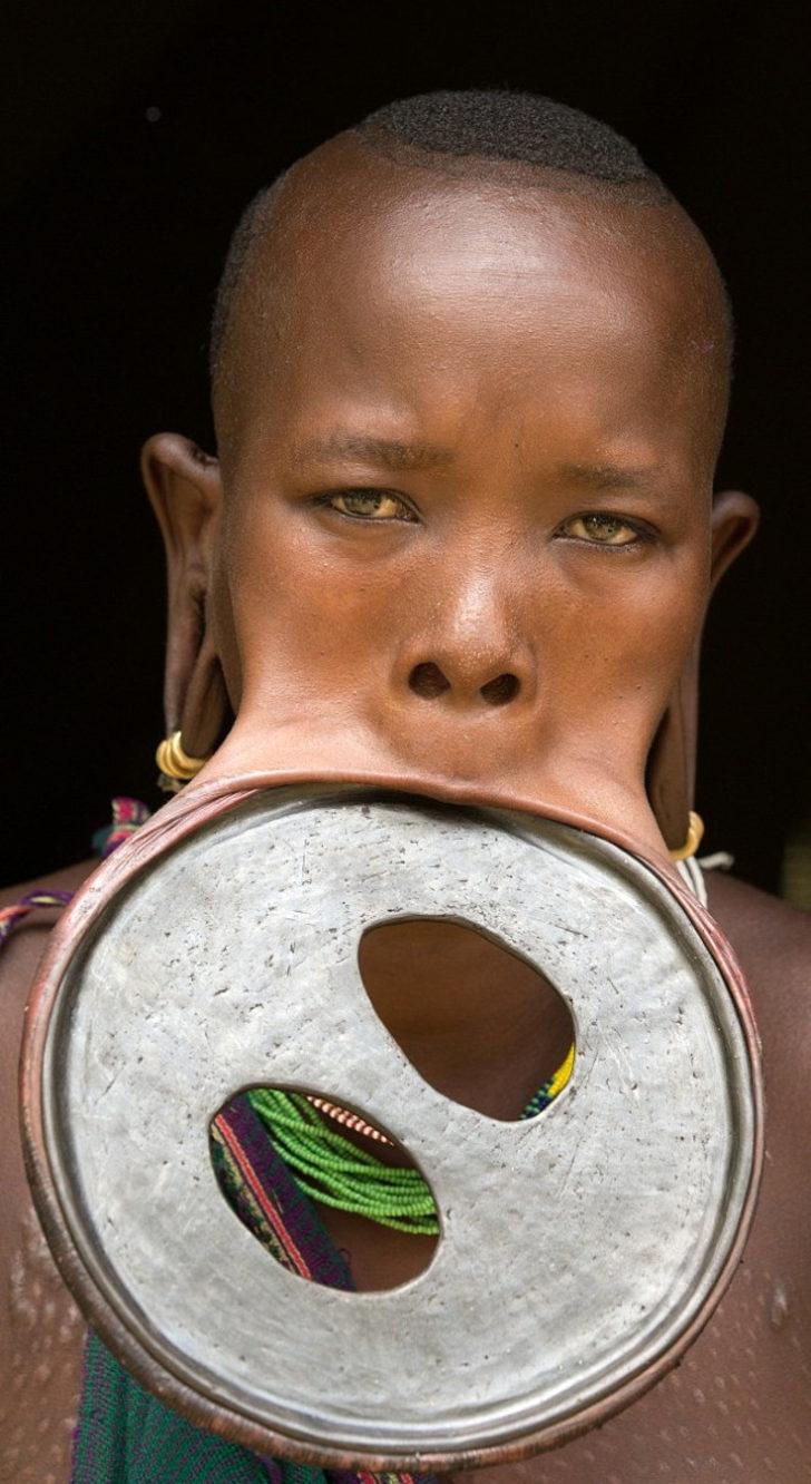 Dudakları kesilip ahşap disk yerleştiriliyor! G4