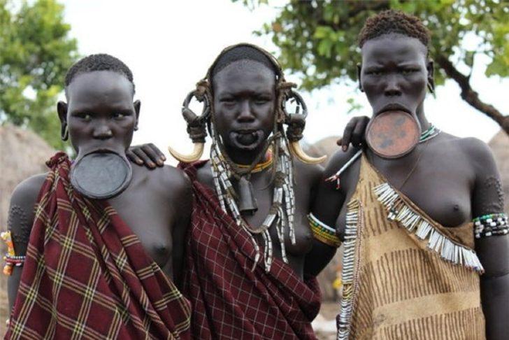 Dudakları kesilip ahşap disk yerleştiriliyor! G3