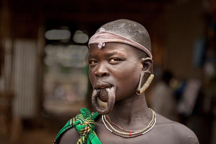 Dudakları kesilip ahşap disk yerleştiriliyor! G5