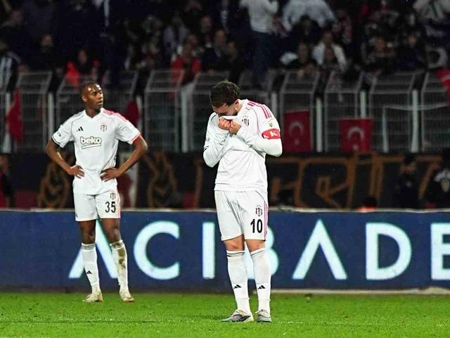 Beşiktaş taraftarı y&ouml;netimi istifaya davet etti