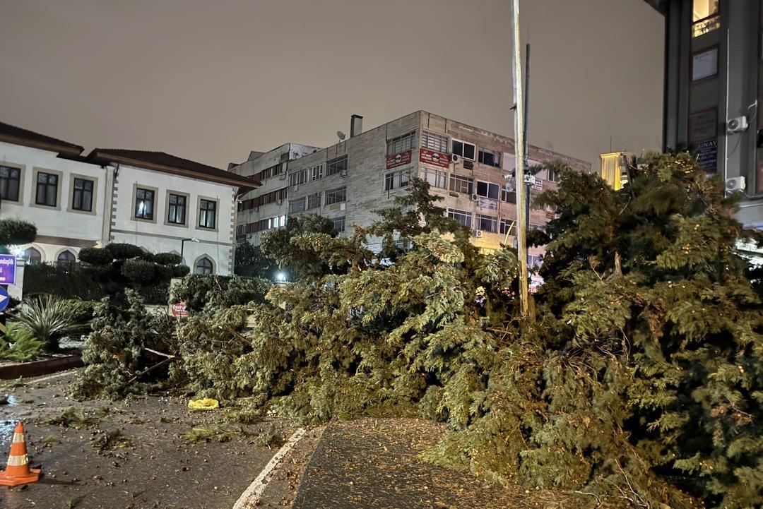 Hem yağış hem fırtına geliyor! Meteoroloji den 17 il i&ccedil;in uyarı 3