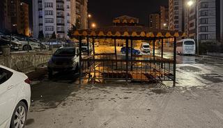 Şiddetli r&uuml;zgar, s&ouml;kt&uuml;ğ&uuml; kamelyayı bozmadan yola kondurdu