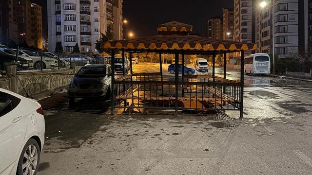 Şiddetli rüzgar, söktüğü kamelyayı bozmadan yola kondurdu