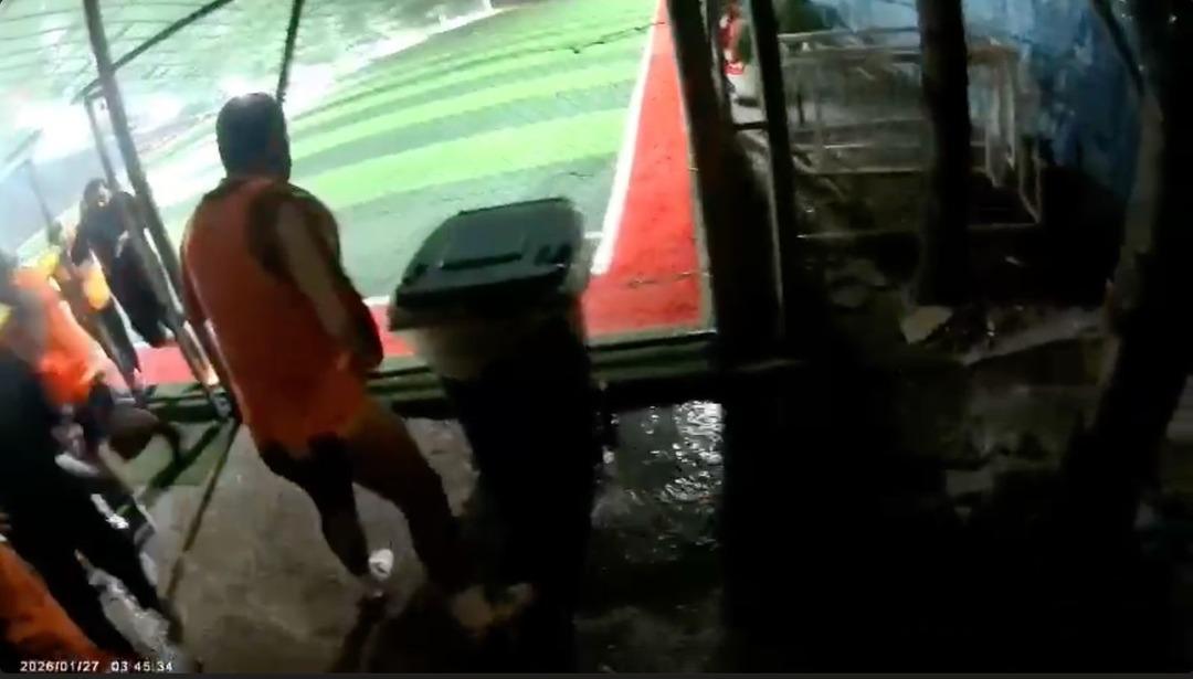 Sahadaki herkes korkudan bir anda depara kalktı! &Uuml;rk&uuml;ten g&ouml;r&uuml;nt&uuml; 9