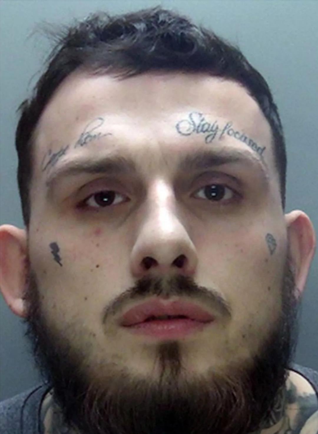 Gardiyan ilişki yaşadığı mahkum i&ccedil;in uyuşturucu ve cep telefonu kuryeliği yapmış! 2