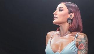 &Uuml;nl&uuml; şarkıcı sahnede fenalaştı! Konsere ara verdi  